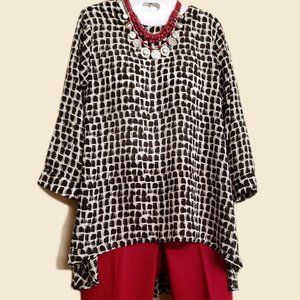 The Limited black and white 3/4 sleeves top, Size S (runs M)